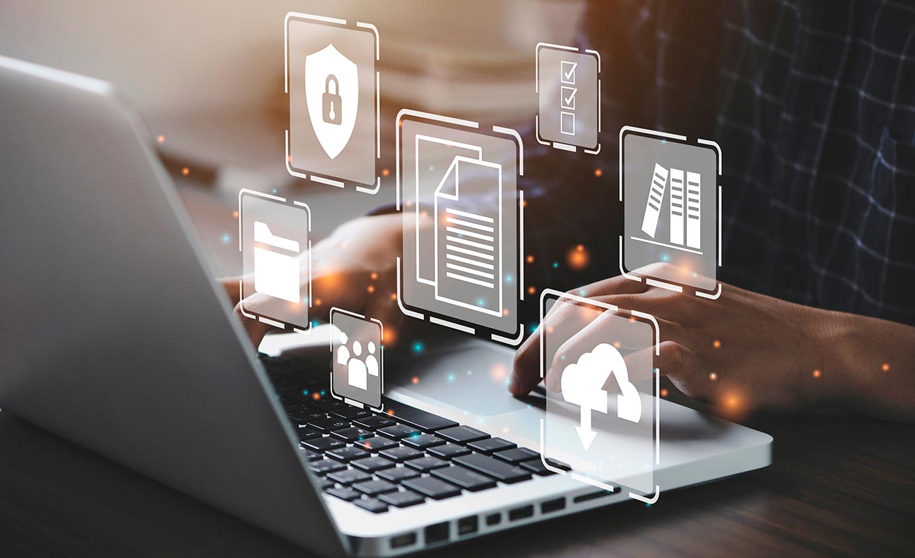 manos manipulando un ordenador portatil